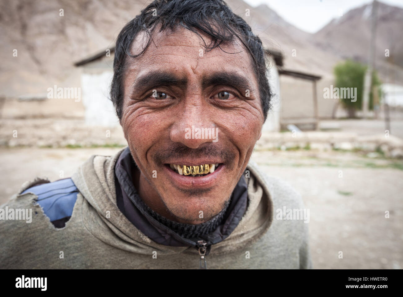 Le Tadjikistan, un portrait d'un homme souriant avec des dents en or et une peau sombre. Banque D'Images