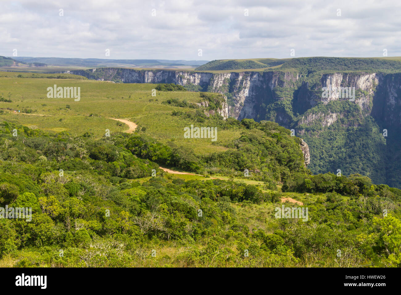 Trail sur les falaises à Fortaleza Canyon, Cambara do Sul, Rio Grande do Sul, Brésil Banque D'Images