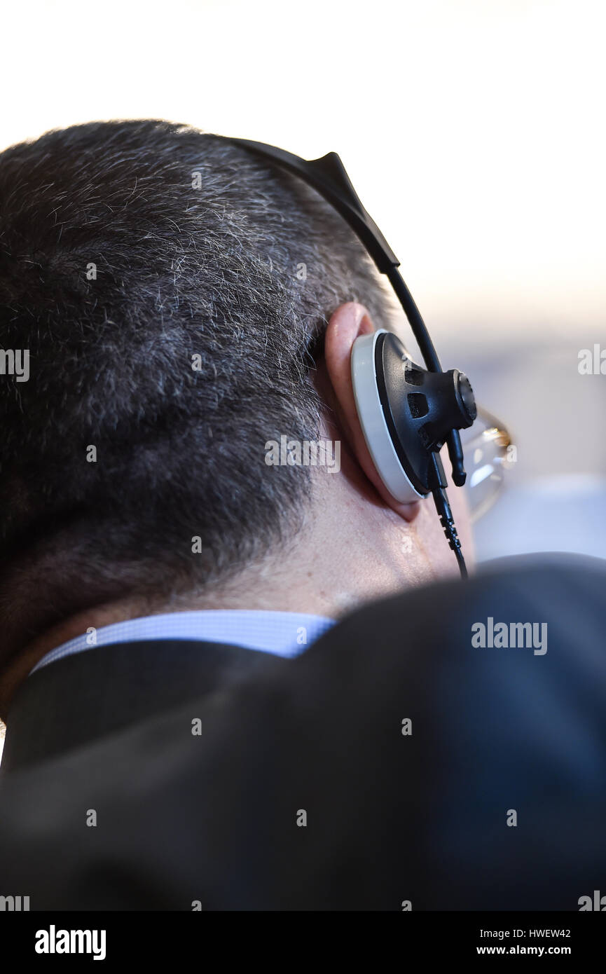 Les gens d'affaires de l'utilisation des écouteurs méconnaissable pour la traduction pendant l'événement Banque D'Images