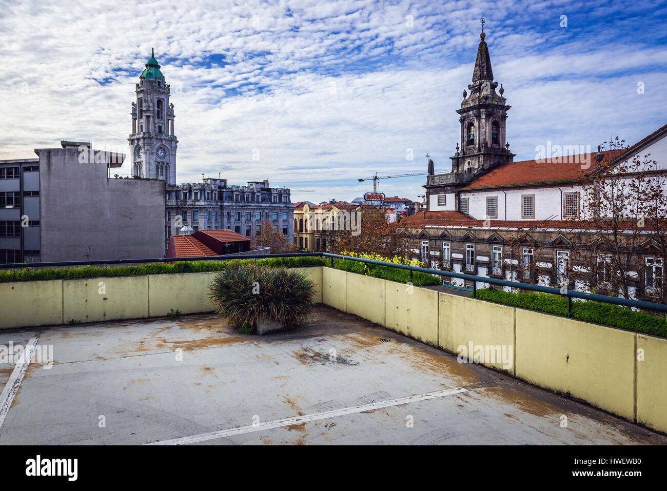 Sur le toit de parking en Santo Ildefonso district de la ville de Porto au Portugal. Voir avec l'Hôtel de Ville Tour (à gauche) et l'église Trinity (à droite) Banque D'Images