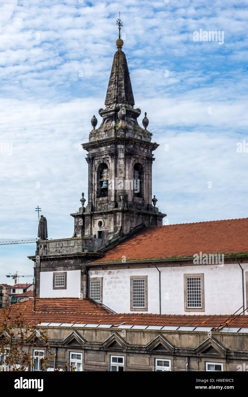 Clocher de style néo-classique du 19e siècle l'église Trinity (Igreja da Trindade) dans la région de Santo Ildefonso district de la ville de Porto au Portugal Banque D'Images