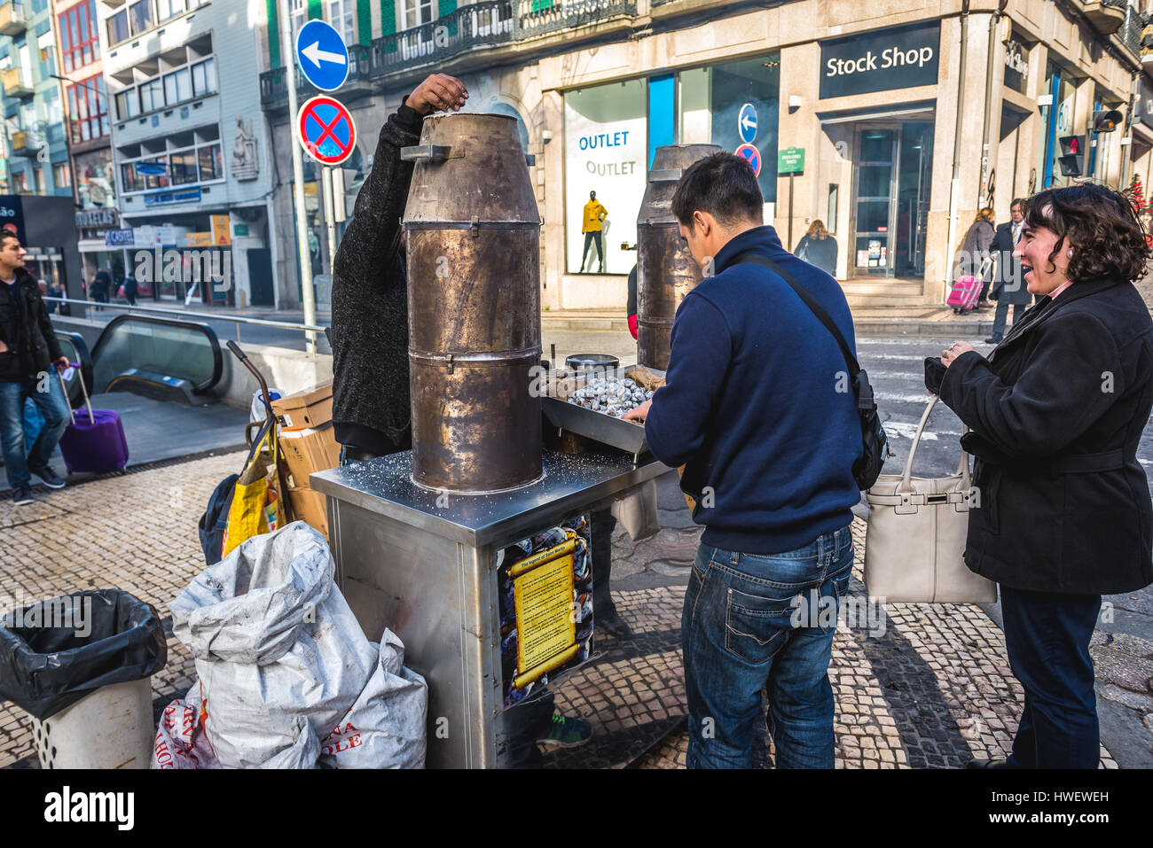 Stand avec la châtaigne grillée à la vente dans le quartier de Porto Santo Ildefonso ville sur la péninsule ibérique, deuxième plus grande ville du Portugal Banque D'Images