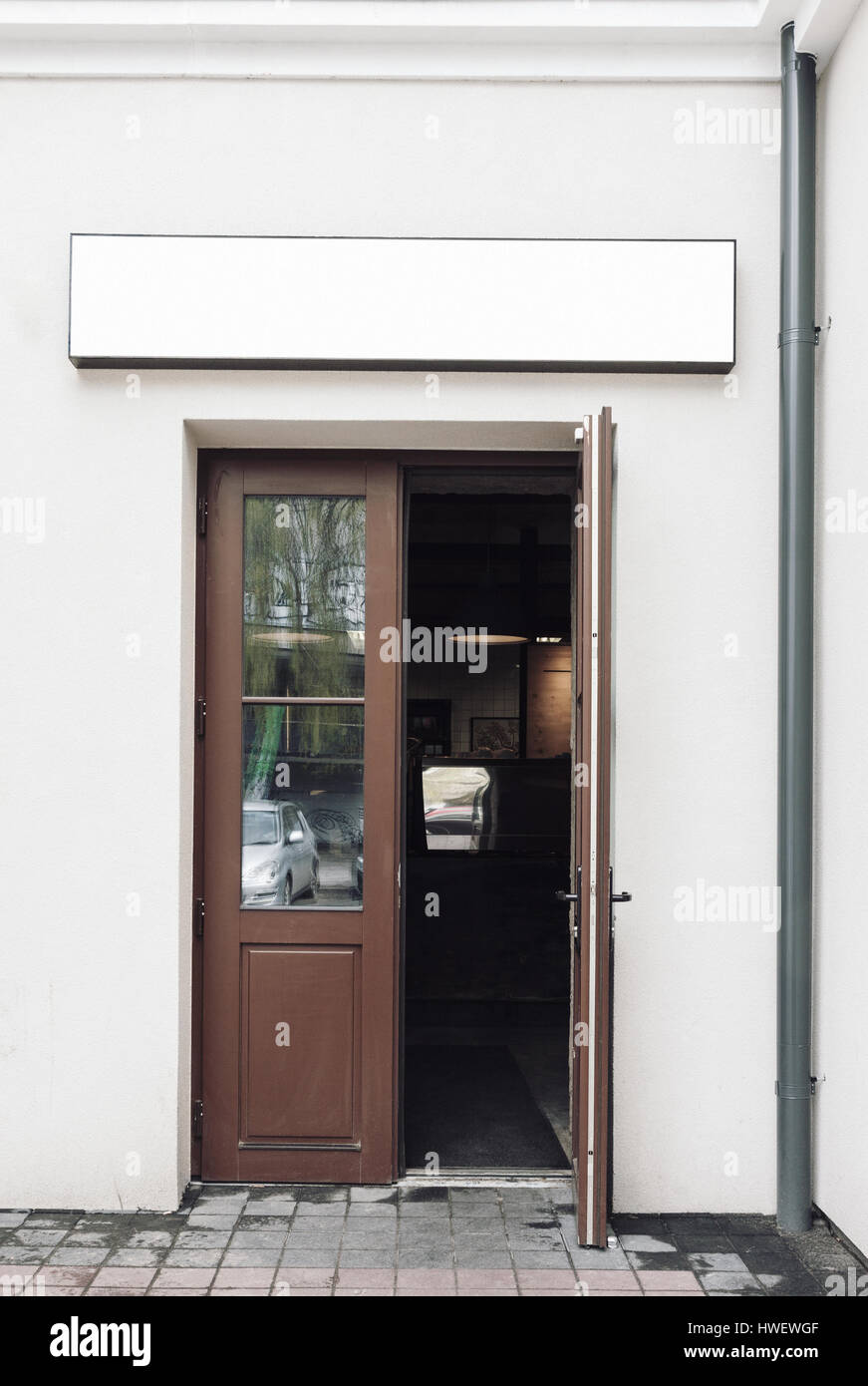 Cafe les portes ouvertes et vide moderne l'affichage extérieur pour maquette ajouter le logo de la société Banque D'Images