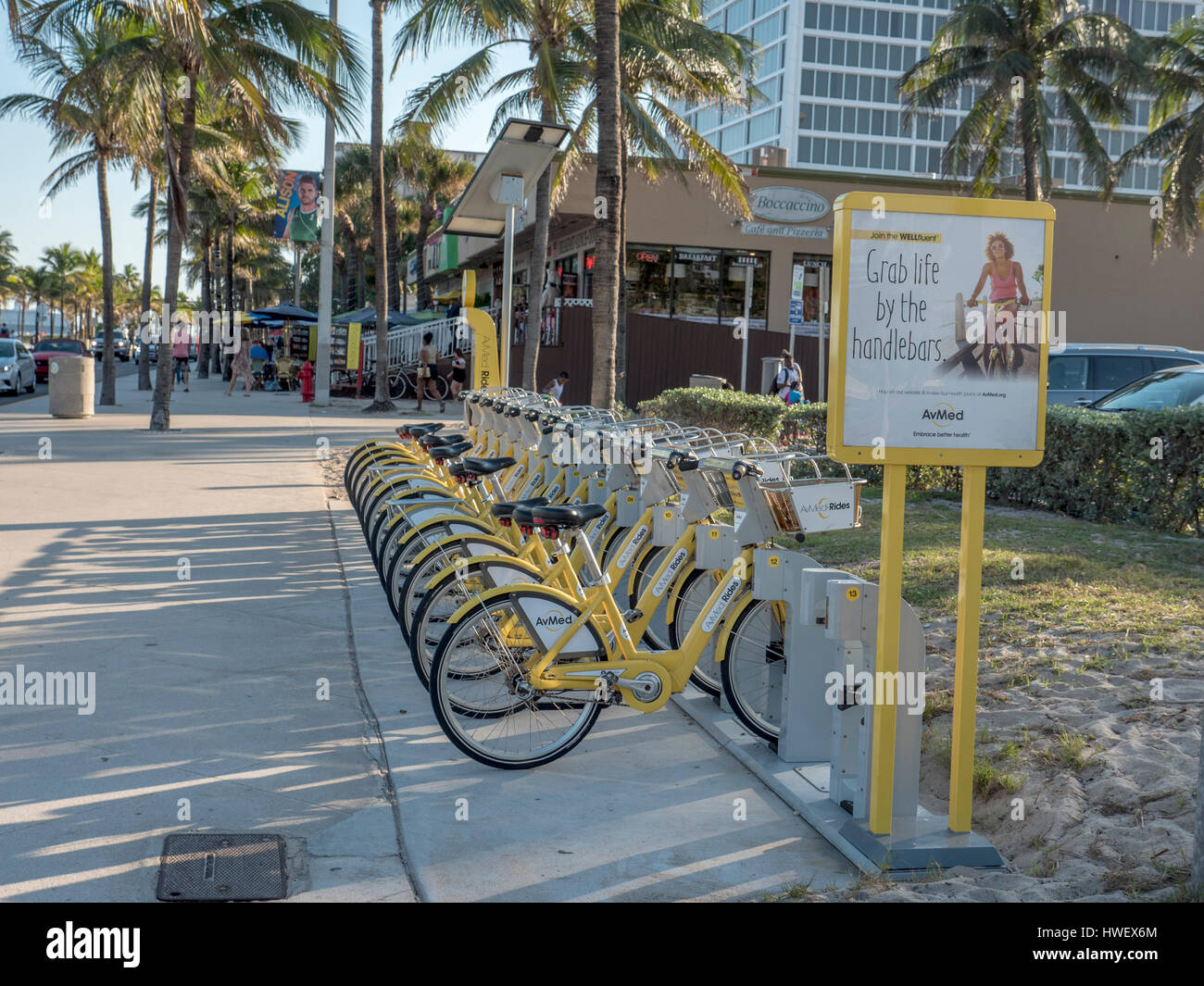 -0779 B-Cycle vélos Bike Station à 355 A1A Fort Lauderdale, en Floride, près de Las Las Beach parrainé par AvMed Rides Banque D'Images