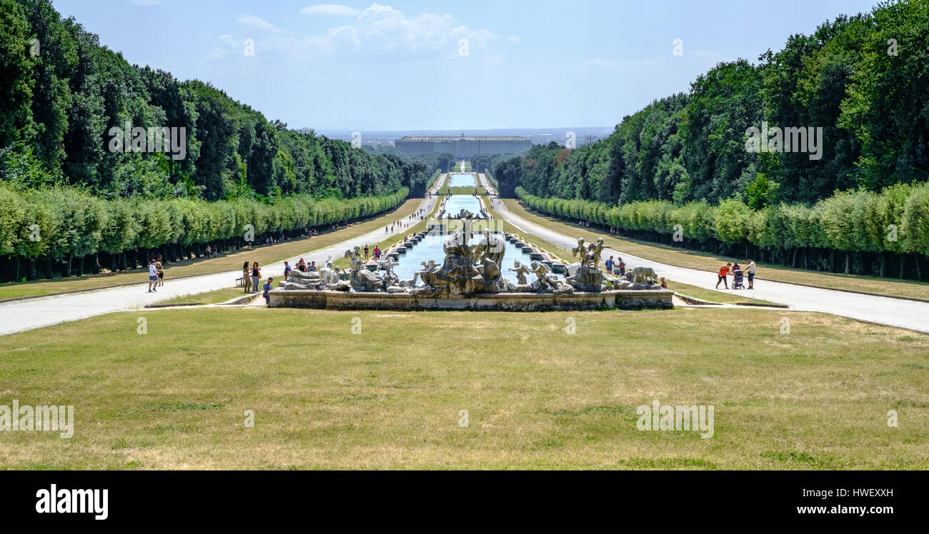 Caserta, Italie - 24 août 2016 - Les jardins, les fontaines et la promenade de long de la Palais Royal de Caserte (en italien : Reggia di Caserta). Banque D'Images