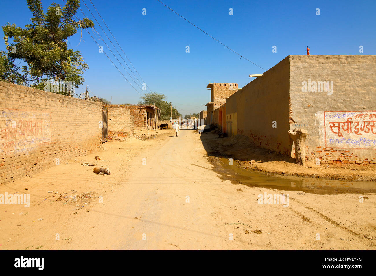 Un punjabi traditionnel village street sous un ciel bleu Banque D'Images