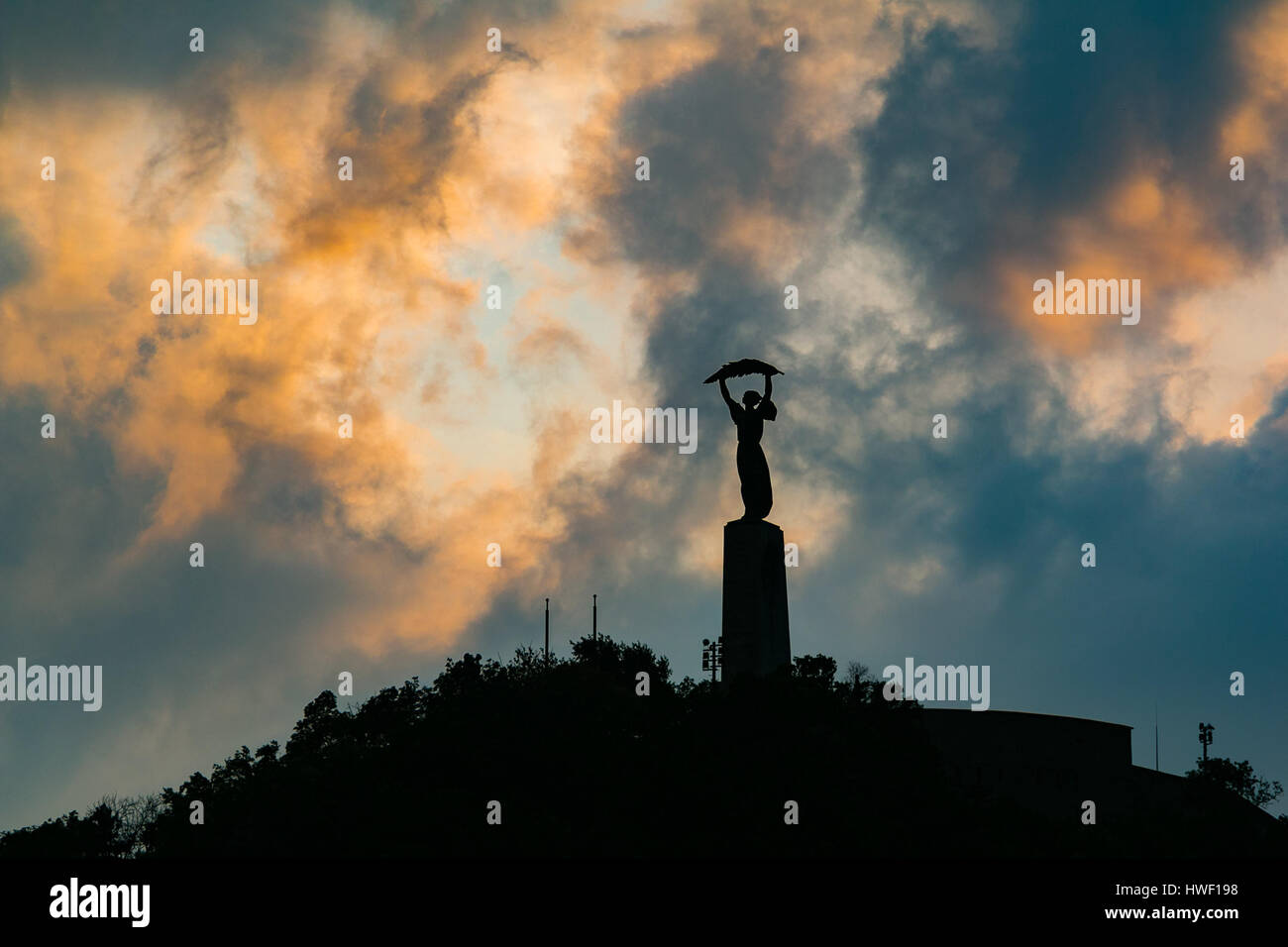Statue de la liberté de Budapest sur la colline Gellert avec un ciel spectaculaire Banque D'Images