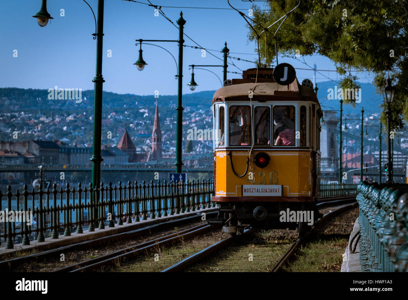 Un tramway nostalgique sur la ligne 2 à Budapest, en Hongrie Banque D'Images