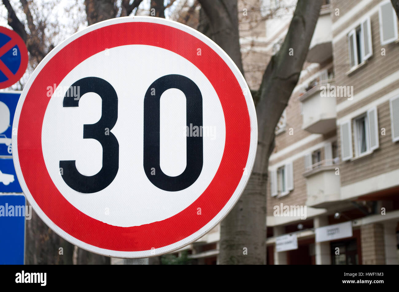 Panneau de signalisation de limite de vitesse de 30 km h Banque de ...