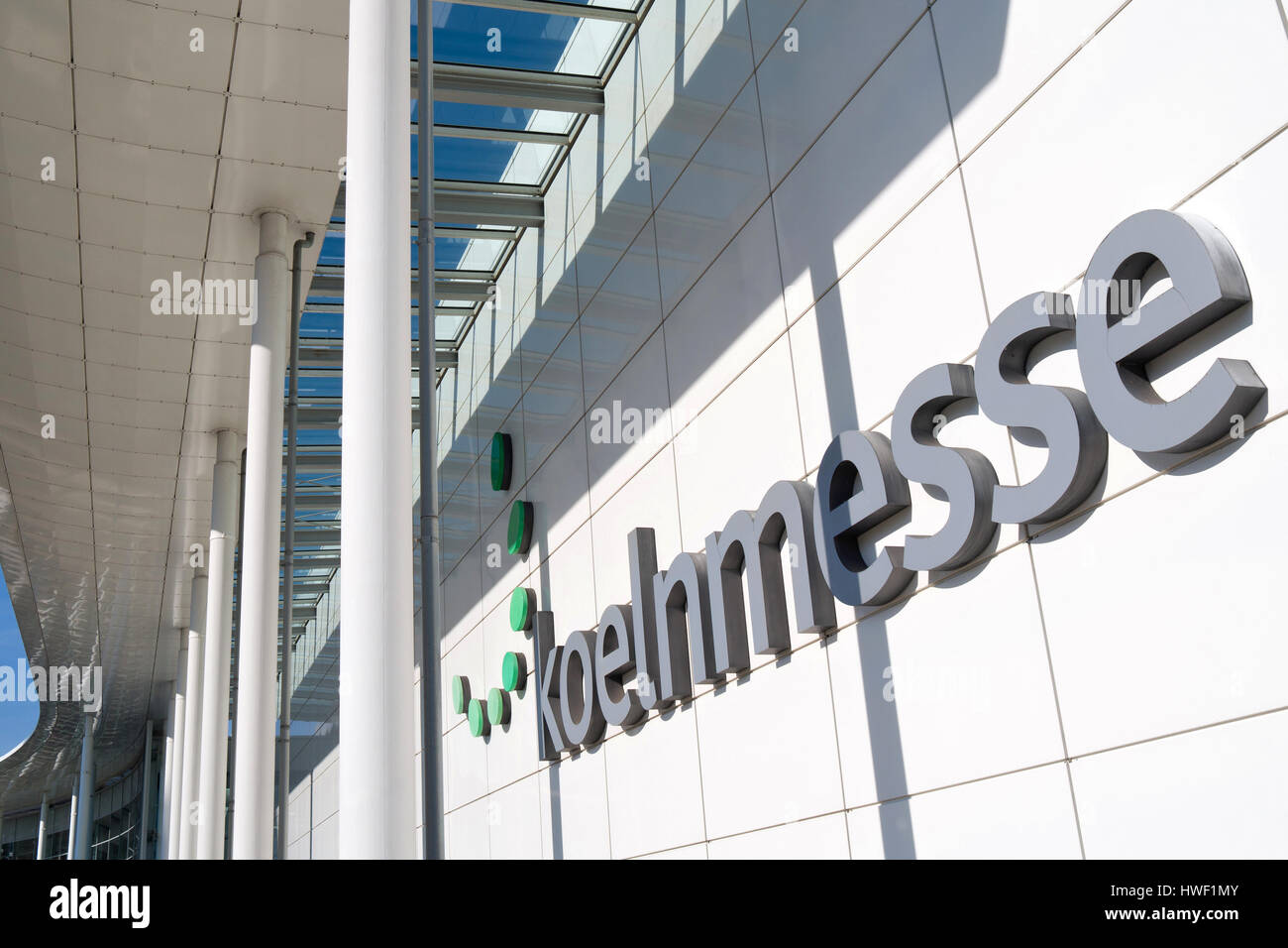 Signe de Koelnmesse à l'entrée nord. Avec environ 75 Salons par an, Koelnmesse est l'un des plus grands organisateurs de foires commerciales en Allemagne. Banque D'Images