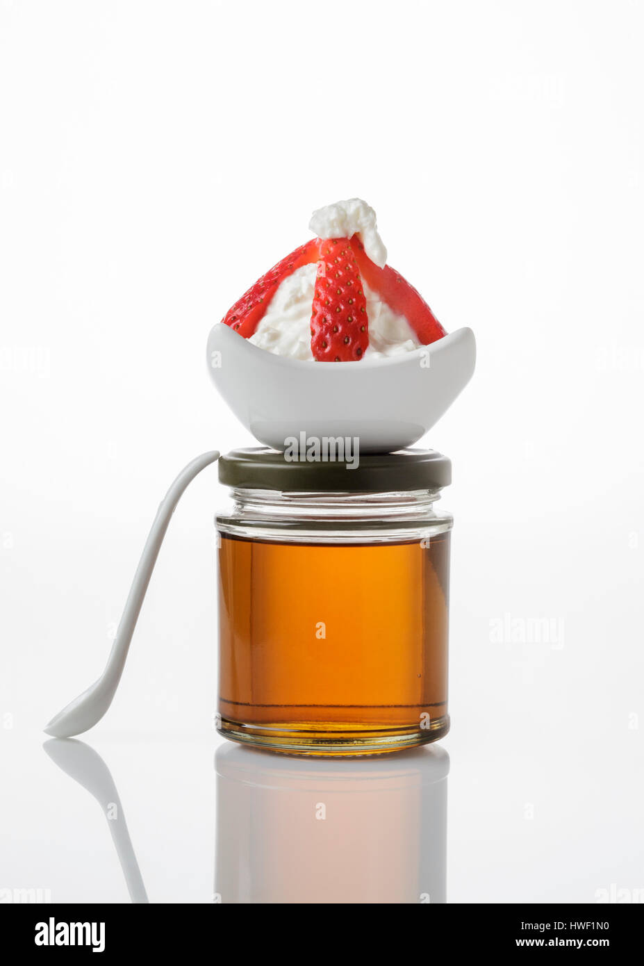 Le miel, Quark et de fraise, les ingrédients pour un bricolage Masque de visage pour peaux à problèmes Banque D'Images
