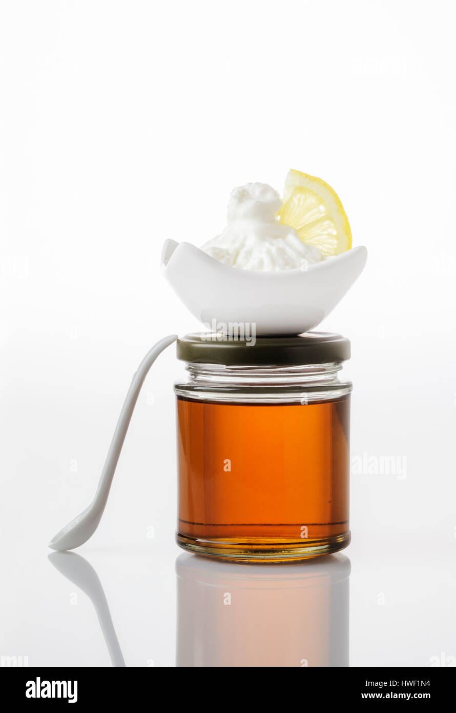 Le miel, Quark et le citron, les ingrédients pour un bricolage Masque de visage pour peau mixte Banque D'Images