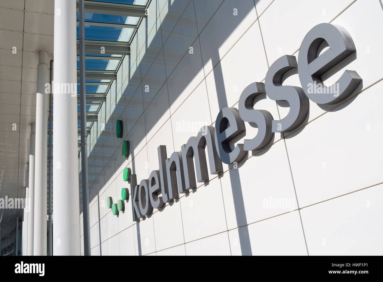 Signe de Koelnmesse à l'entrée nord. Avec environ 75 Salons par an, Koelnmesse est l'un des plus grands organisateurs de foires commerciales en Allemagne. Banque D'Images