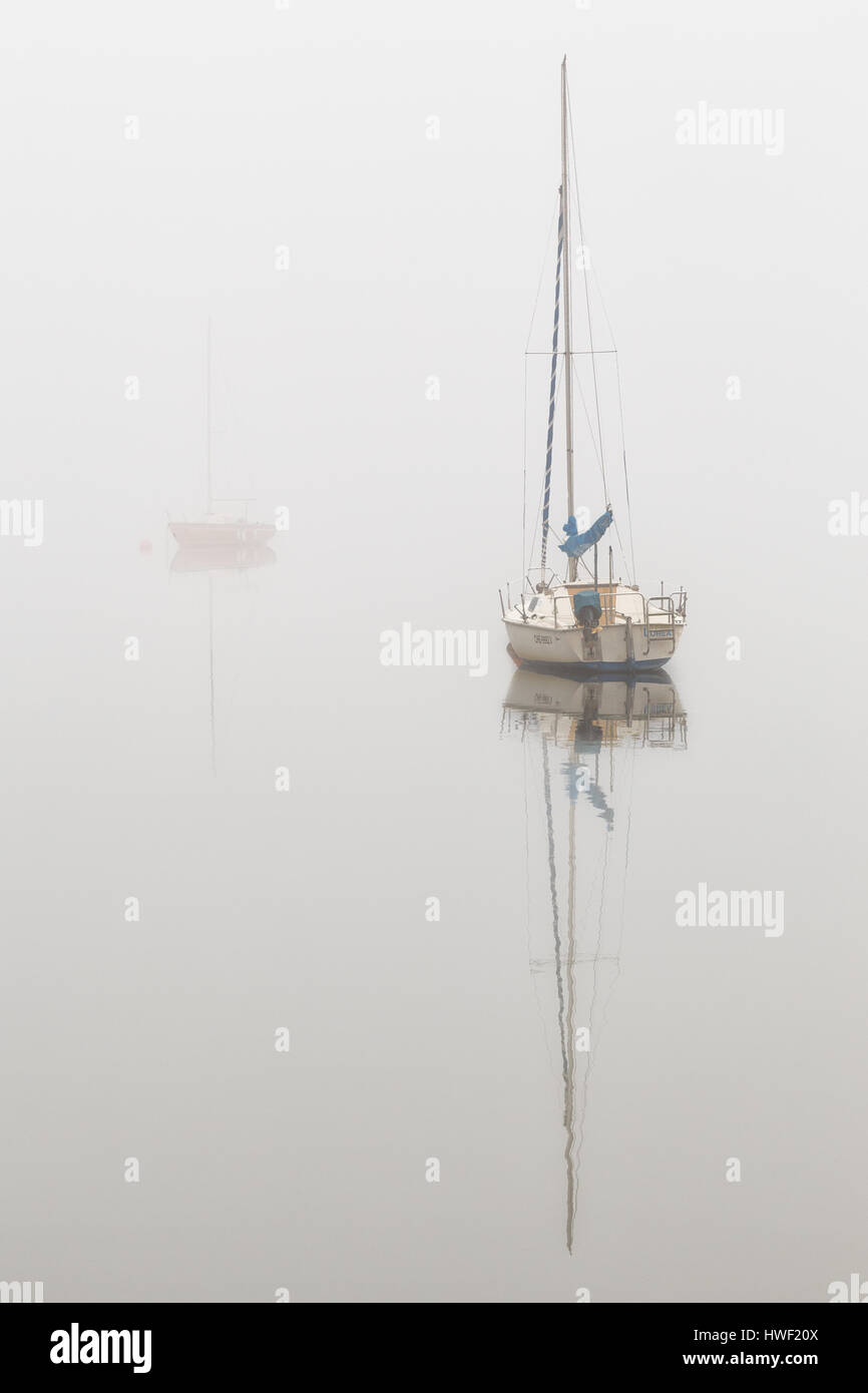 Mystère des bateaux sur un jour brumeux Banque D'Images