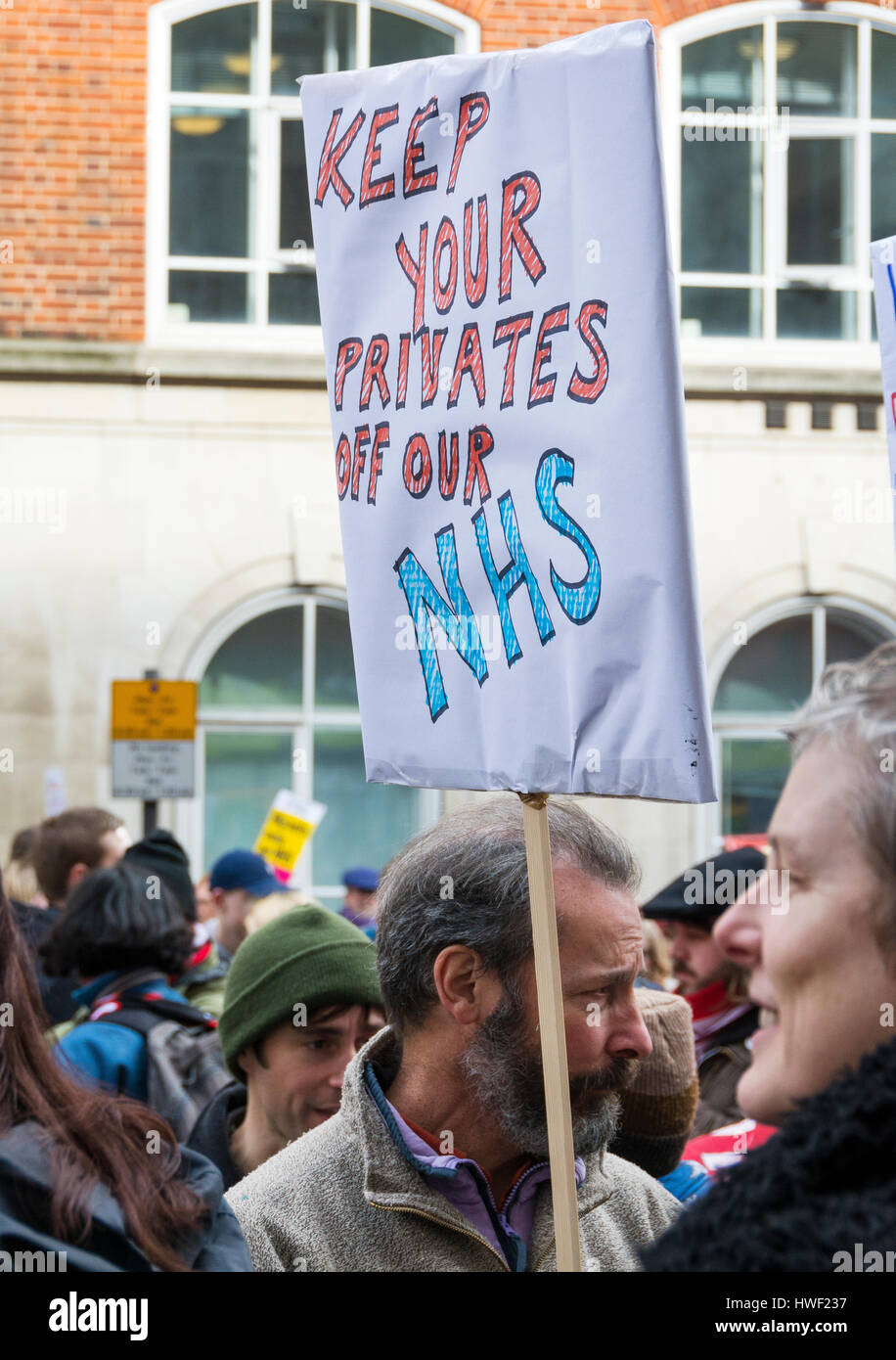 Des milliers de manifestants pour protester contre des plans pour des coupes dans le NHS à Londres, Angleterre, Royaume-Uni. 4 mars 2017 Banque D'Images