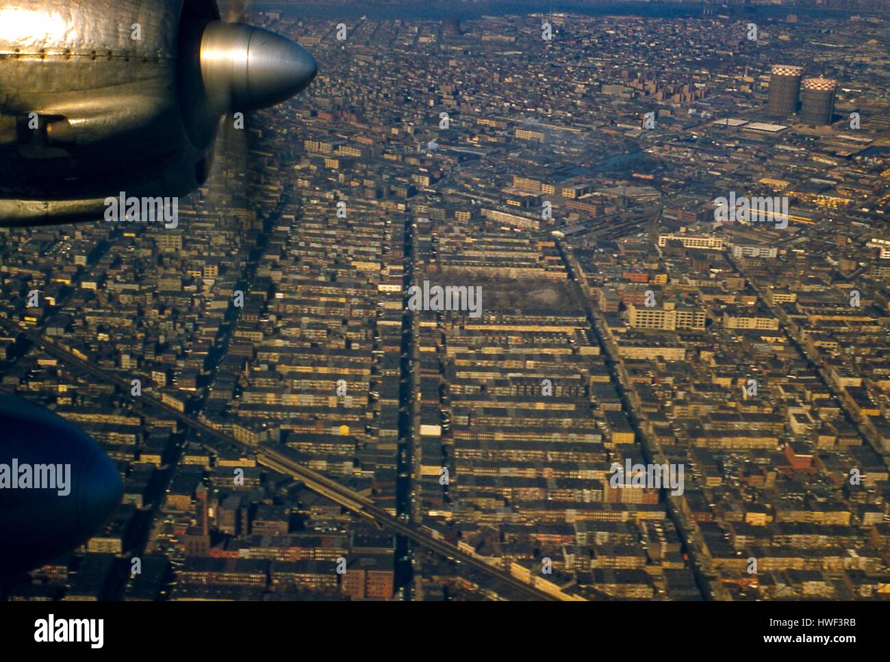 Vue aérienne vers le nord-ouest de Greenpoint, Williamsburg Williamsburg, et de l'Est/Bushwick quartiers de Brooklyn, New York, 1957. Le red-vérifié Maspeth réservoirs de gaz sont titulaires vu en haut à droite sur Maspeth Avenue à Vandervoort Avenue. La New York City Housing Authority (NYCHA) Cooper Park maisons sont visibles à gauche de l'ensemble des réservoirs de l'avenue Morgan, qui s'étend vers le sud à travers la zone industrielle. La chaussée vu verticalement sur le châssis central est Avenue Wilson. À la droite de Wilson est Knickerbocker et Irving Avenues respectivement, et à gauche est l'Avenue centrale. En bas à gauche Banque D'Images