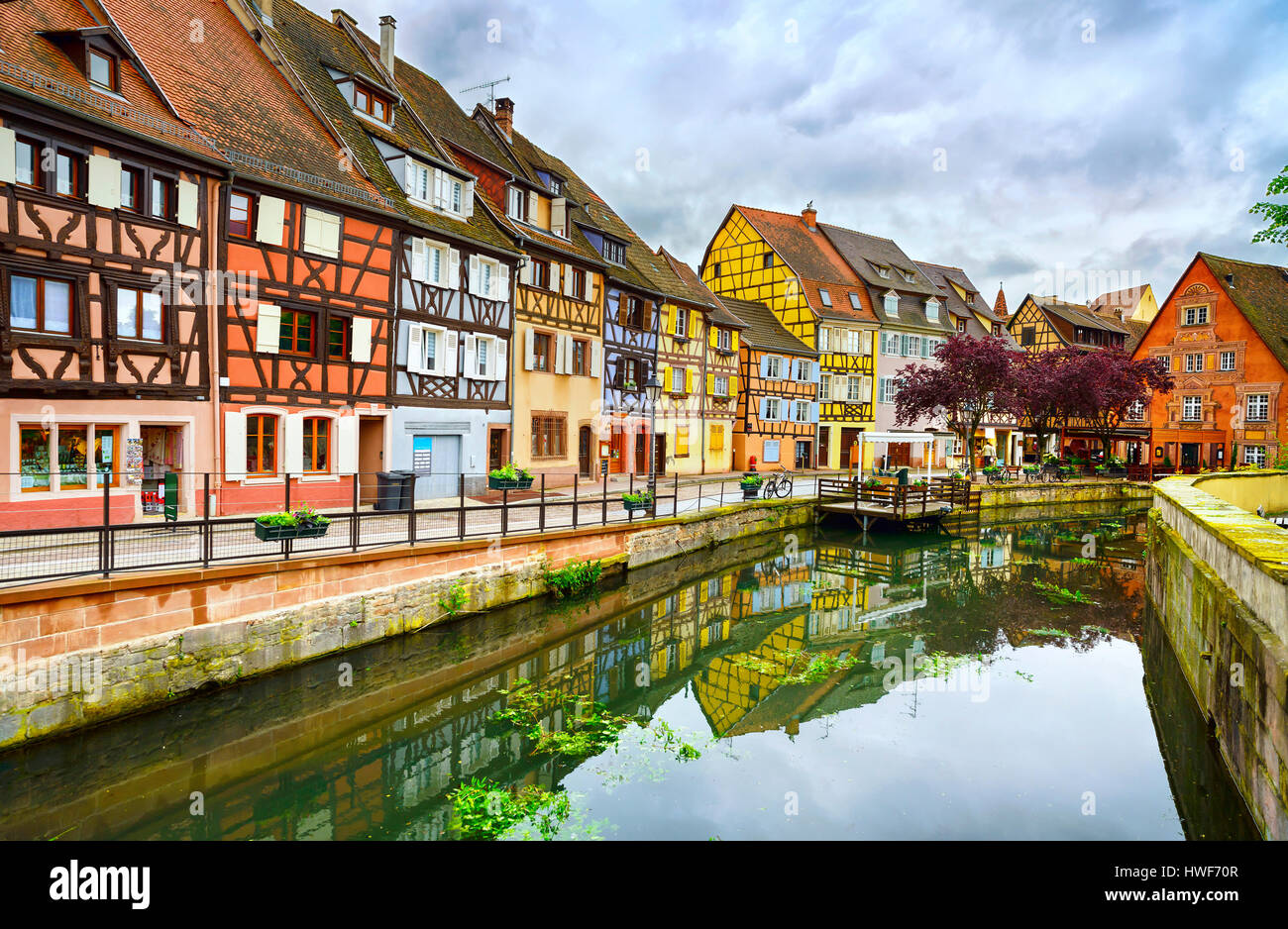 Colmar, Petit Canal de Venise, l'eau et les maisons colorées. Alsace, France. Longue exposition. Banque D'Images Colmar, Petit Canal de Venise, l'eau et les maisons colorées. Alsace, France. Longue exposition. Banque D'Images