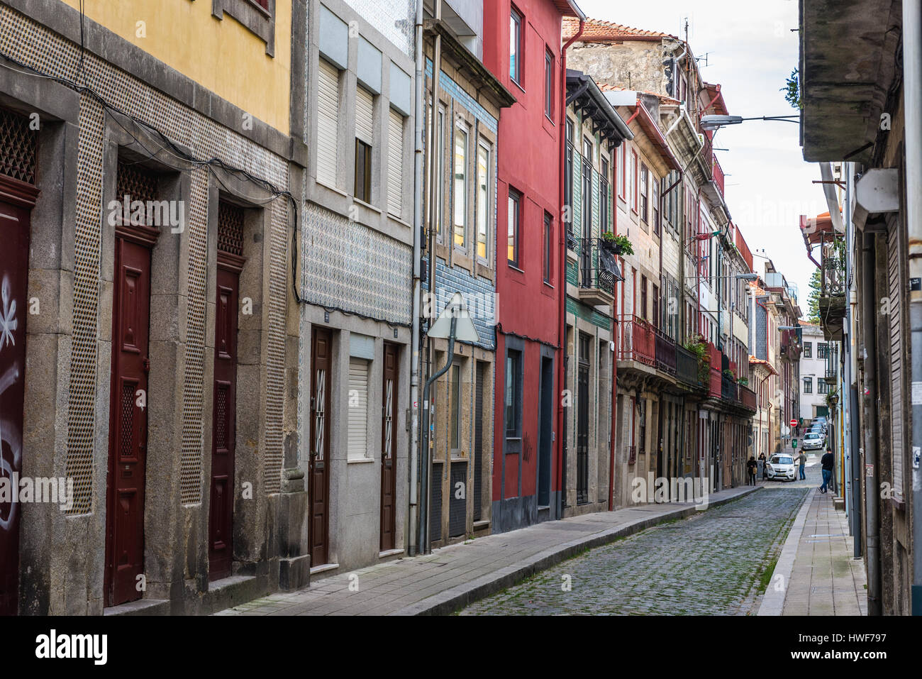 Maisons de ville avec façades en céramique ttiles sur une rue étroite Rua do Pinheiro (Pine Tree Street) dans la ville de Porto sur la péninsule ibérique, le Portugal Banque D'Images