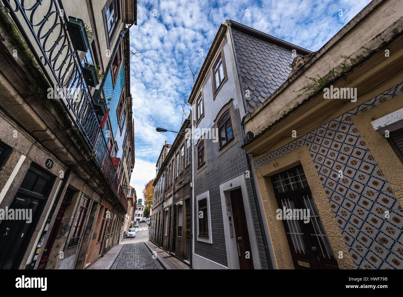 Maisons de ville avec façades en céramique ttiles sur une rue étroite Rua do Pinheiro (Pine Tree Street) dans la ville de Porto sur la péninsule ibérique, le Portugal Banque D'Images