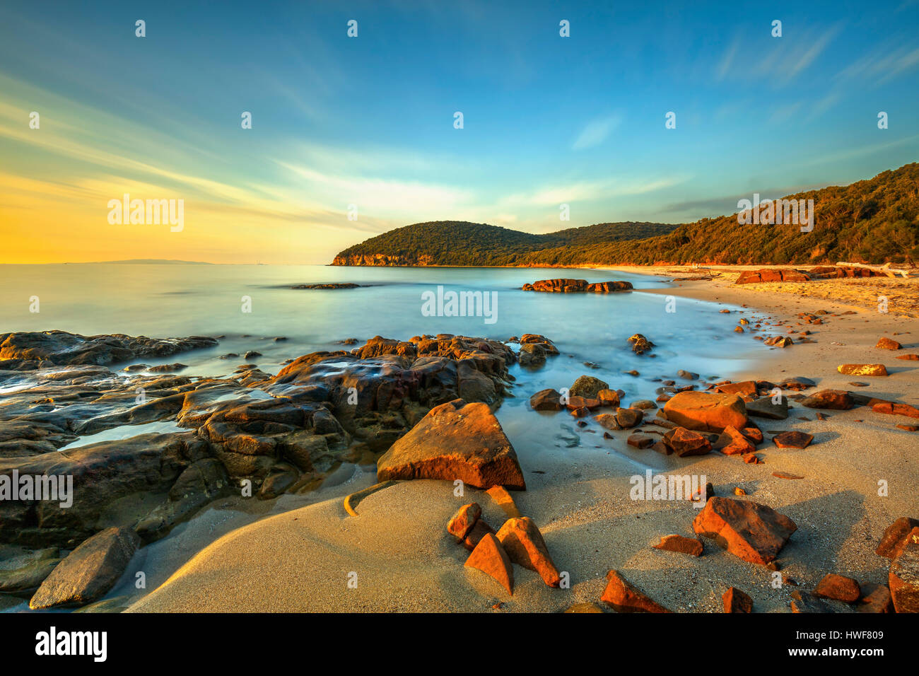 Coucher de soleil plage de la baie de Cala violina en Maremme, Toscane. Destination de voyage en mer Méditerranée. L'Italie, l'Europe. Longue Exposition. Banque D'Images