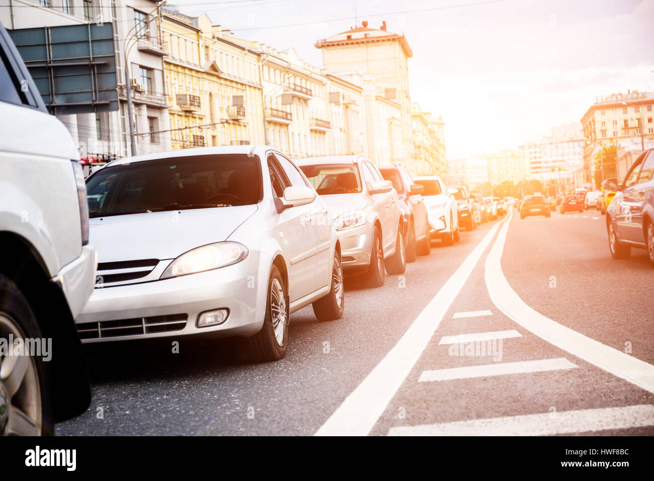 Vue de dessous de la voiture dans une file d'attente à l'embouteillage Banque D'Images