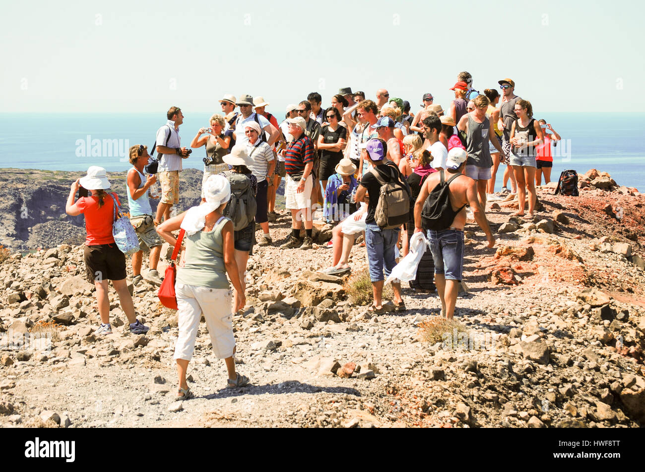 Un voyage organisé pour recueillir sur une colline sur le volcan de Santorin, dans les îles grecques. Banque D'Images