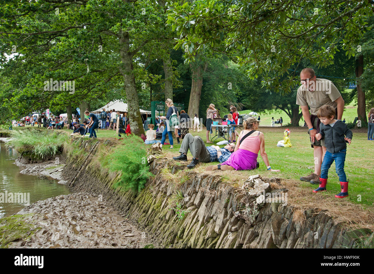 Famille picnicing et profiter de la rivière au Port Eliot Cornwall Festival Banque D'Images