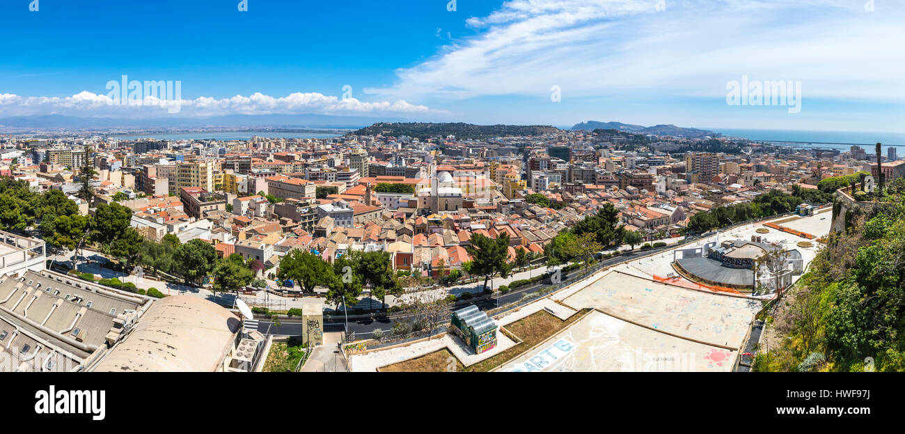 Vue panoramique de la vieille ville de Cagliari, Sardaigne, île, Italie. Cagliari est une ville ancienne, maintenant, c'est la capitale et la plus grande ville de l'île italienne de Banque D'Images Vue panoramique de la vieille ville de Cagliari, Sardaigne, île, Italie. Cagliari est une ville ancienne, maintenant, c'est la capitale et la plus grande ville de l'île italienne de Banque D'Images