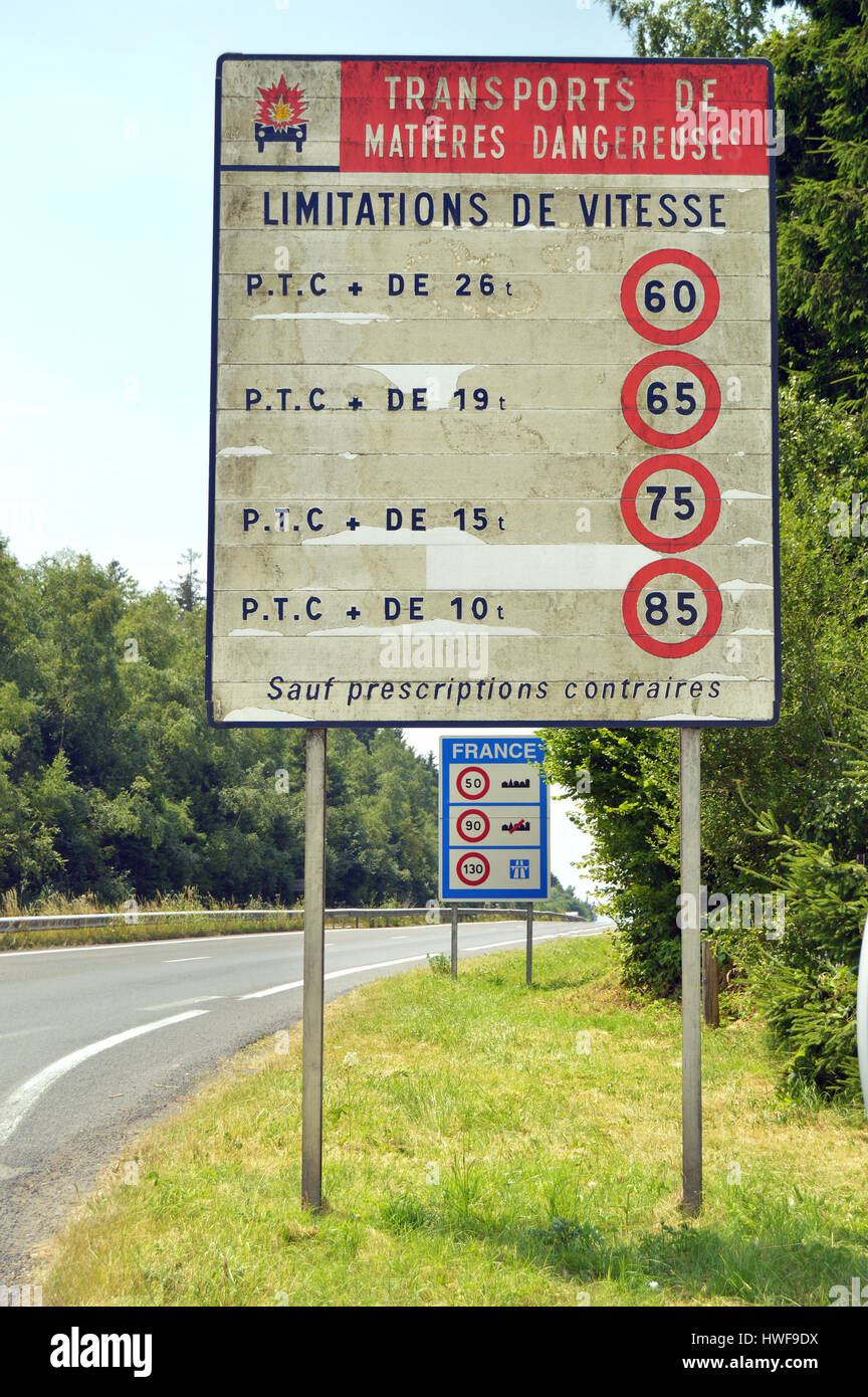 Signe : limite de vitesse pour le transport de matières dangereuses Banque D'Images
