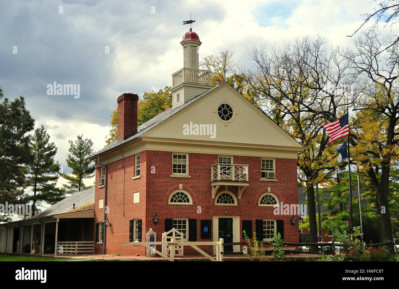 Lancaster, Pennsylvanie - 14 octobre 2015 : la brique en bois de style colonial et centre des visiteurs avec coupole à la Landis Valley village et musée agricole Banque D'Images