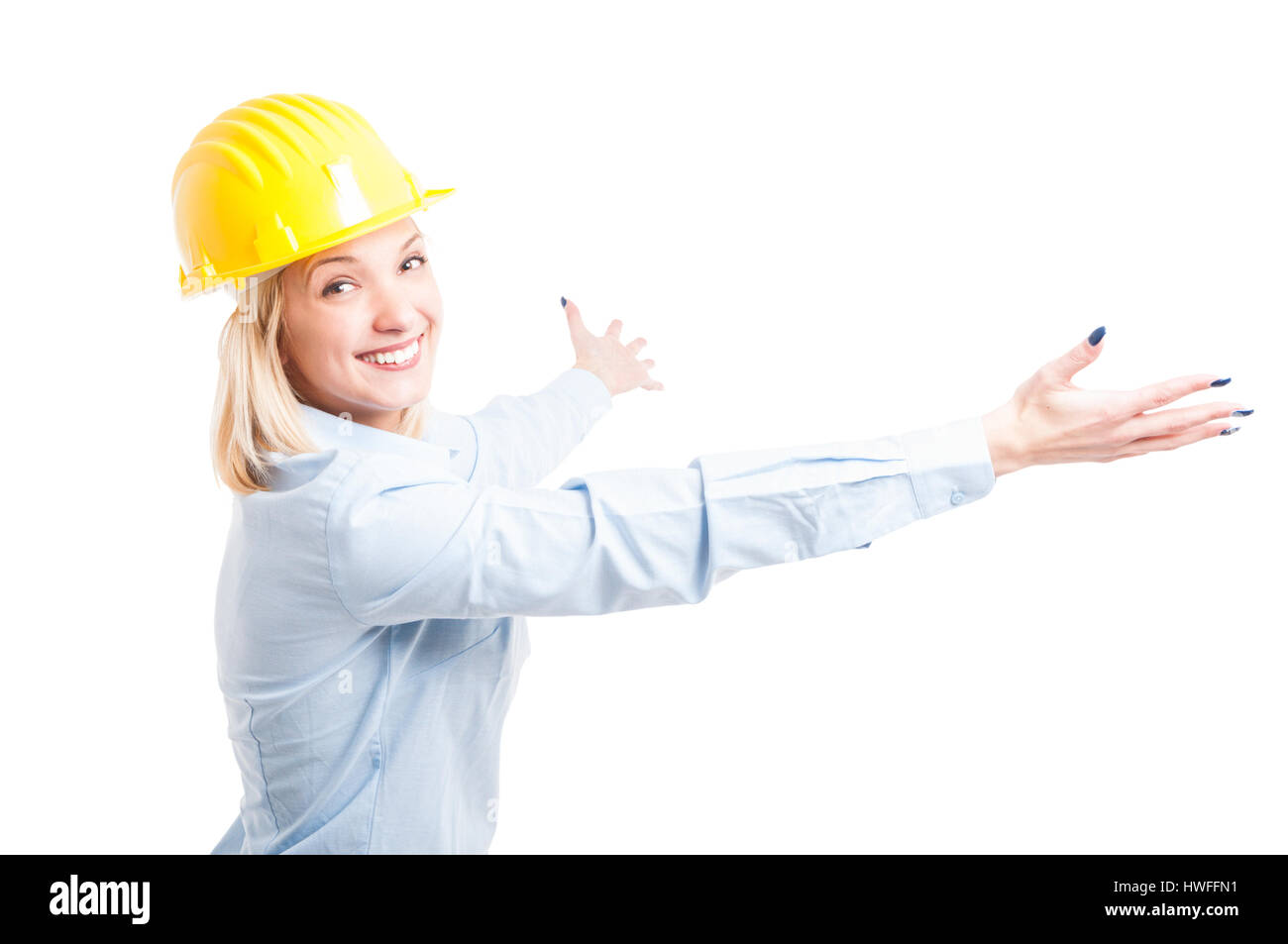 Ingénieur dame portant casque posant avec les bras ouverts et souriant isolé sur fond blanc avec zone de texte copie Banque D'Images