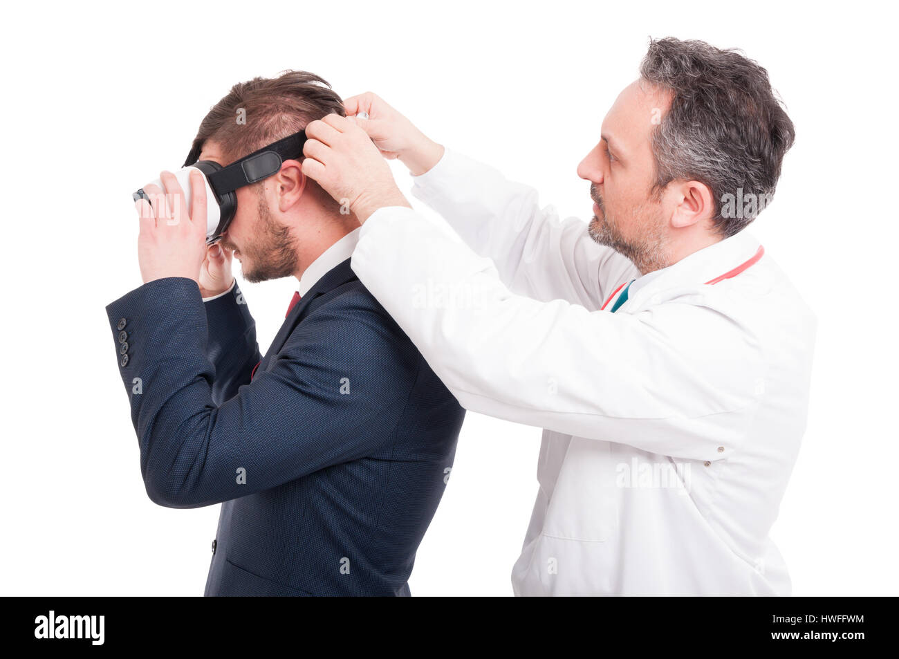 Homme medic mettre appareil vr sur le manager général de faire l'expérience de réalité virtuelle isolated on white Banque D'Images