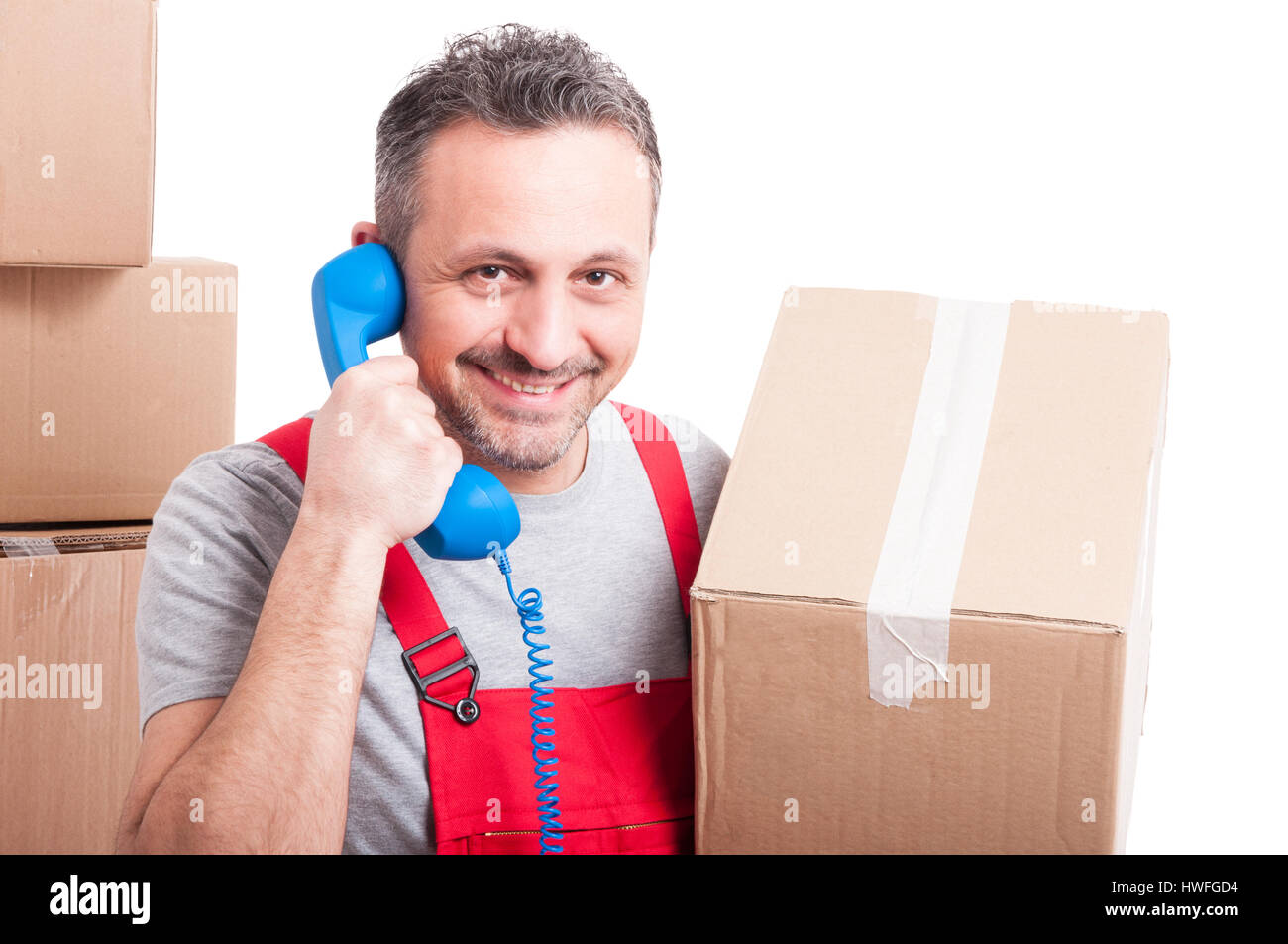 Auteur man holding box et big récepteur téléphonique et smiling isolé sur fond blanc Banque D'Images