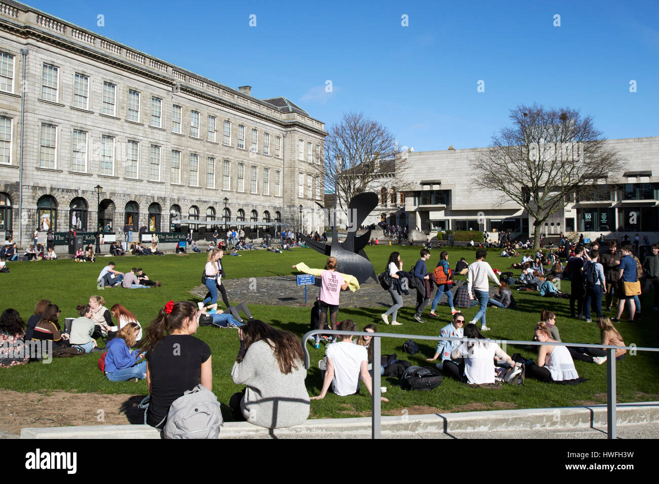 Les élèves assis autour de soleil des fellows square Trinity College Dublin République d'Irlande Banque D'Images