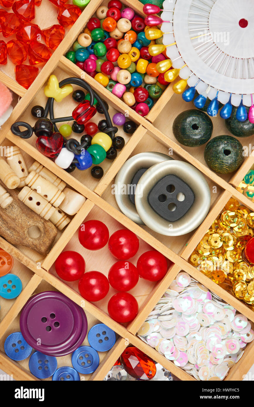 Ensemble d'accessoires et bijoux en broderie, mercerie, accessoires de  couture, couturière vue du haut lieu de travail, beaucoup d'objet pour la  couture, un fait main Photo Stock - Alamy