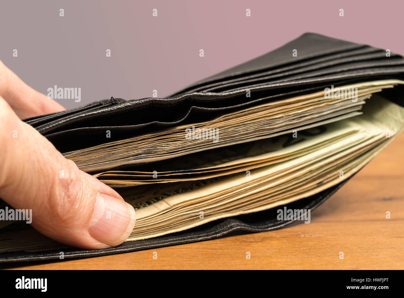 Liasse de US dollar bills in black wallet sur table Banque D'Images