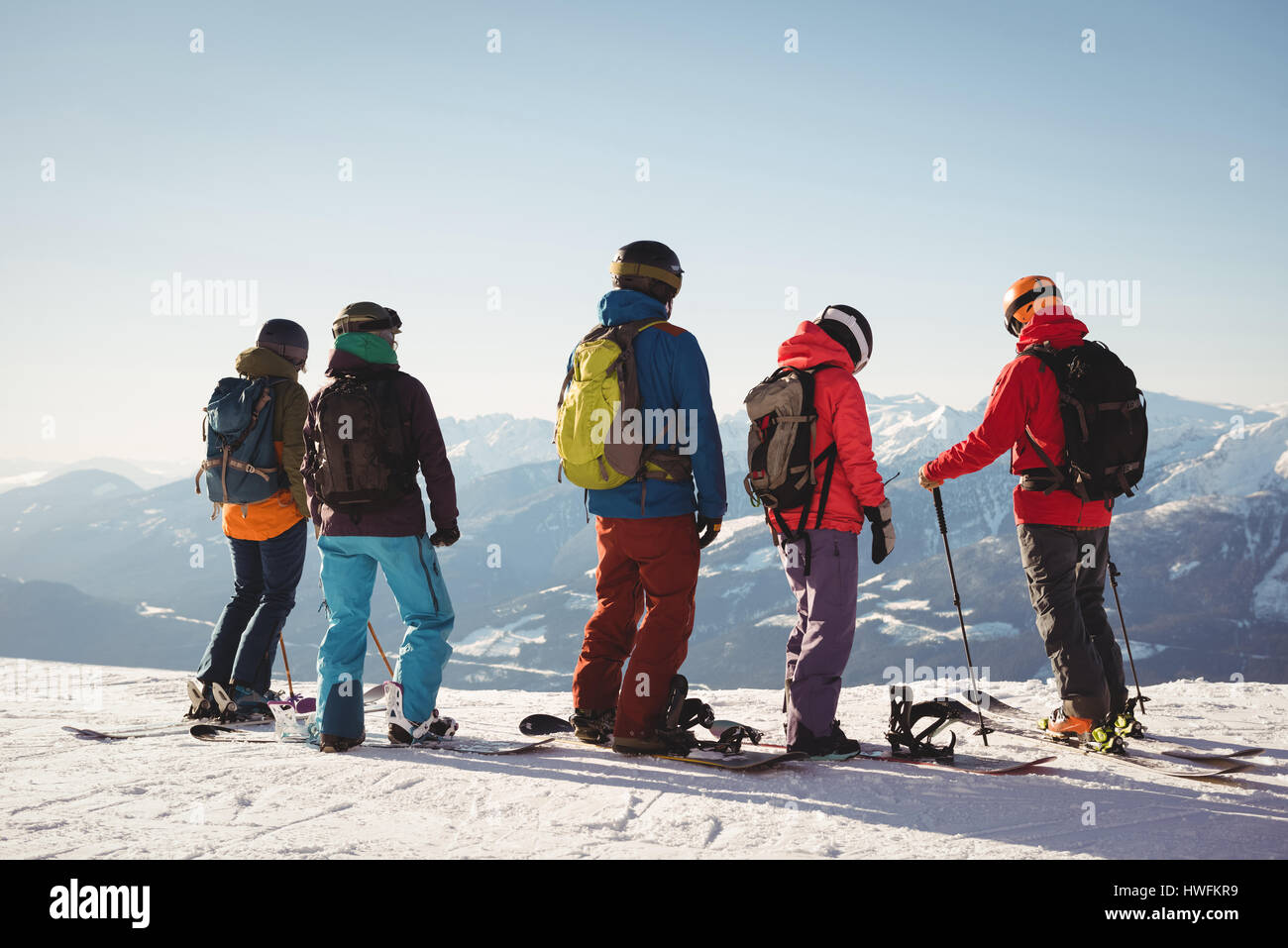 Groupe de skieurs debout sur le sommet de la montagne en hiver Banque D'Images