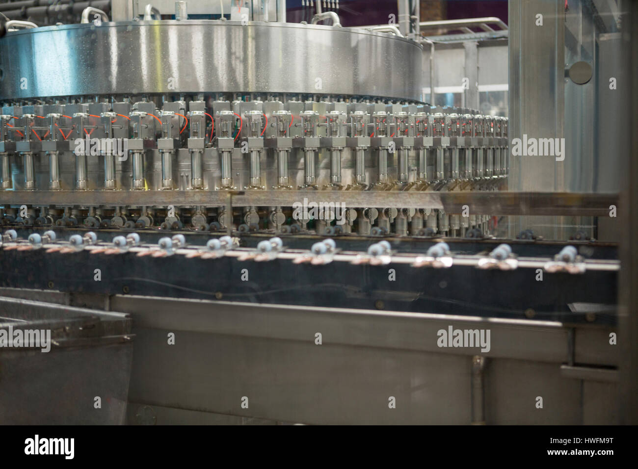 Les machines de la ligne de production à l'usine de verre à froid Banque D'Images