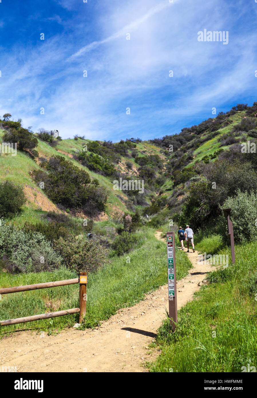 Les randonneurs sur les sentiers du Luci off the Shelf Road Trail à Ojai, en Californie Banque D'Images