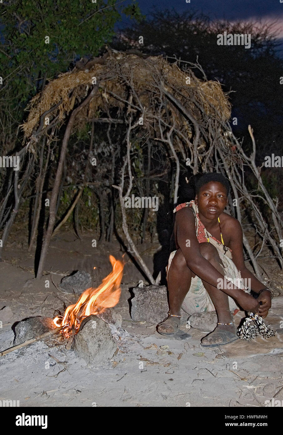 Femme Hadzabe devant sa hutte simple. Lake Eyasi, du nord de la Tanzanie. Banque D'Images