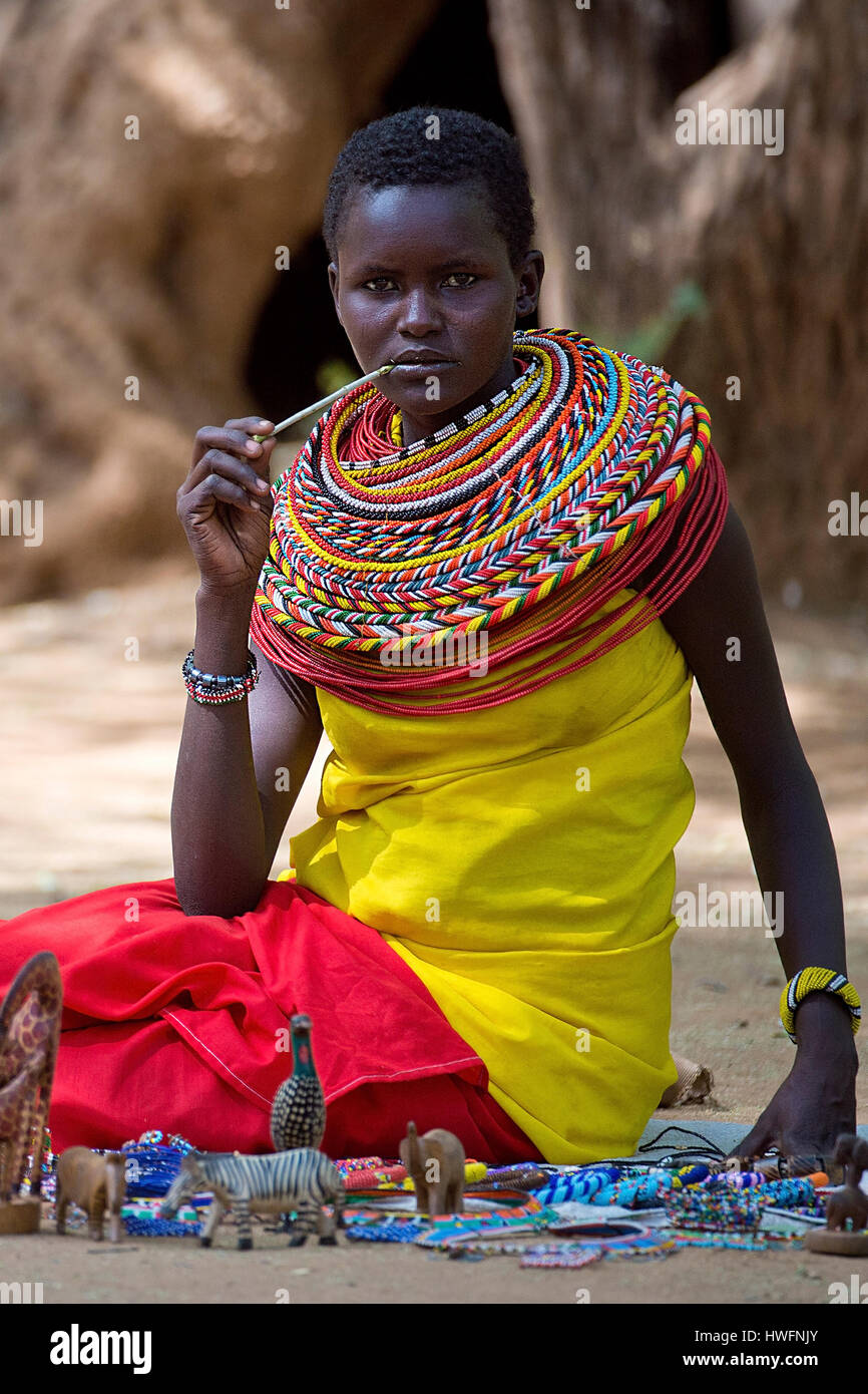 Femme Samburu et sa boutique. Photo de Samburu, Kenya. Banque D'Images