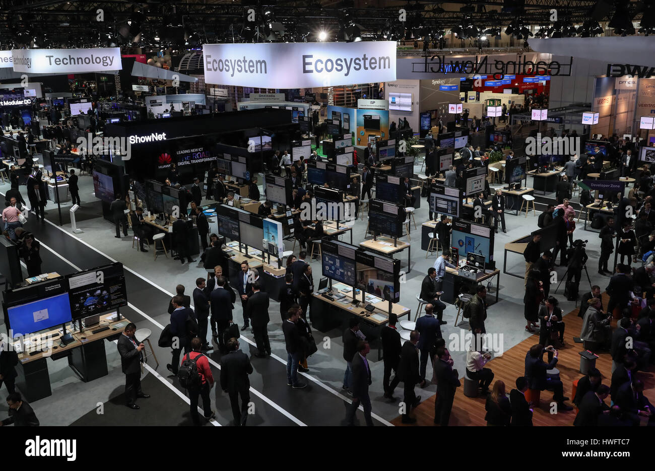 Hanovre, Allemagne. Mar 20, 2017. Photo prise le 20 mars 2017 présente une vue de la CeBIT 2017 à Hanovre, en Allemagne. Le salon international de la mise en valeur et des produits et solutions de communications CeBIT 2017 a débuté le lundi et durera jusqu'au 24 mars. Le spectacle avec le thème 'd !conomy - pas de limites' cette année a attiré environ 3 000 exposants venus de 70 pays et régions et devrait attirer quelque 200 000 visiteurs. Credit : Shan Yuqi/Xinhua/Alamy Live News Banque D'Images