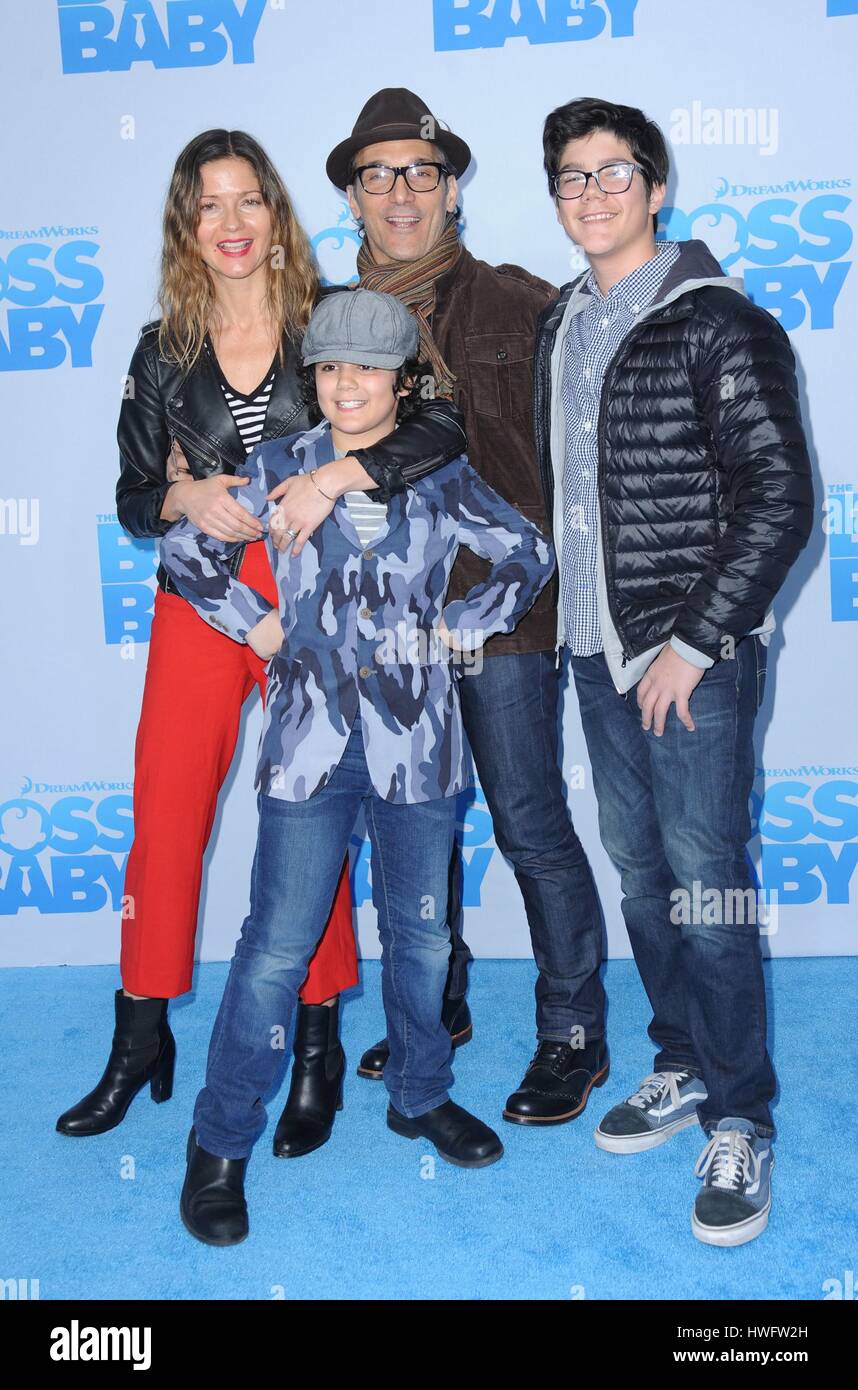 New York, NY, USA. Mar 20, 2017. Jill Hennessy, Gianni Mastropietro, Paolo Mastropietro, Marco Mastropietro aux arrivées pour le patron bébé Premiere, AMC Loews Lincoln Square 13, New York, NY 20 Mars, 2017. Credit : Kristin Callahan/Everett Collection/Alamy Live News Banque D'Images