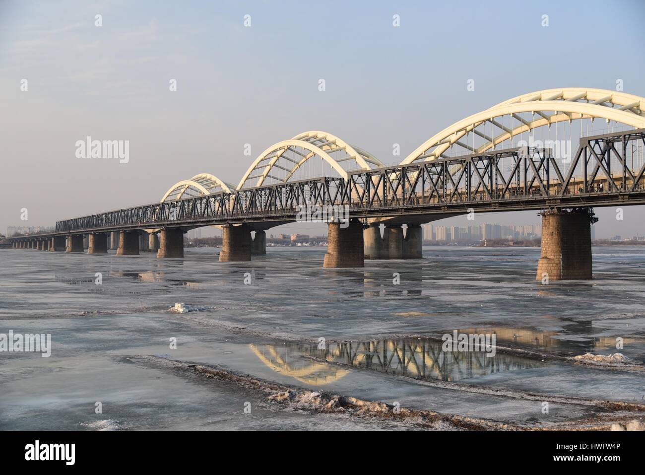 Harbi, Harbi, la Chine. Mar 11, 2017. Harbin, Chine-Mars 11 2017 : (usage éditorial uniquement. Chine OUT) .Le Pont de la rivière Songhua est situé dans la région de Harbin, au nord-est de la province de la Chine. Le Pont de la rivière Songhua a été témoin de l'histoire du chemin de fer de l'Est chinois. Crédit : SIPA Asie/ZUMA/Alamy Fil Live News Banque D'Images