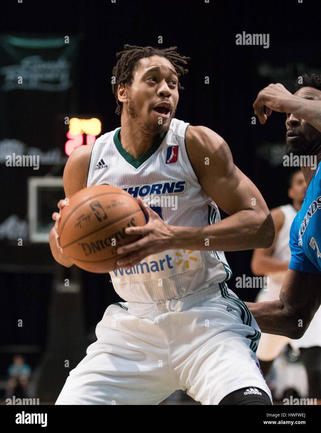 Reno, Nevada, USA. Mar 20, 2017. Reno Le mouflon d'Isaïe garde COUSINS (10) au cours de la NBA D-League match de basket-ball entre le Reno Bighorns et le Texas légendes à la Reno Events Center à Reno, Nevada. Crédit : Jeff Mulvihill/ZUMA/Alamy Fil Live News Banque D'Images