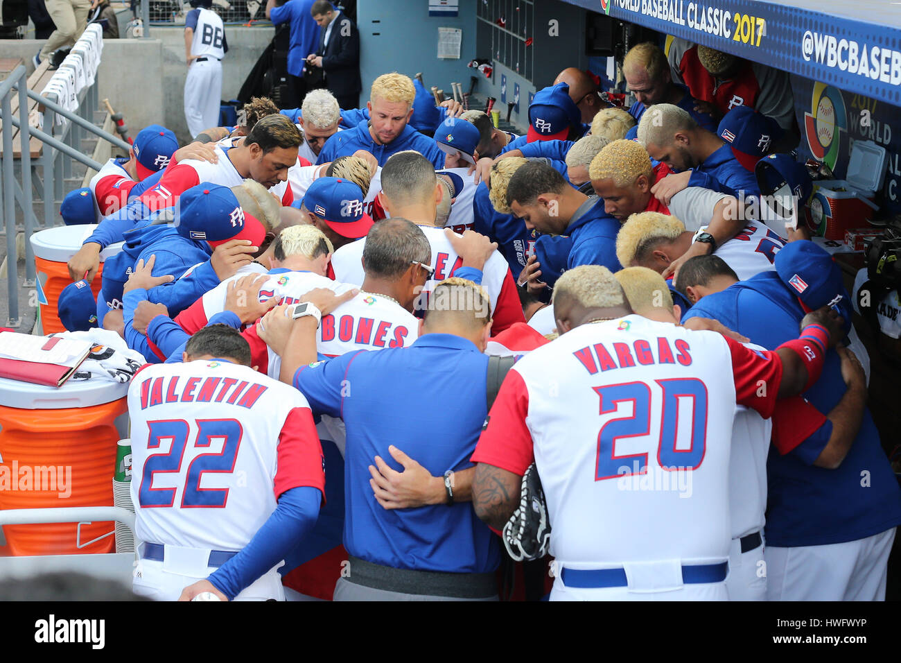 Los Angeles, CA, USA. Mar 20, 2017. L'ensemble de l'équipe de Puerto Rican prie dans l'étang avant le match entre les Pays-Bas et Puerto Rico, World Baseball Classic demi-finale, le Dodger Stadium à Los Angeles, CA. Peter Renner and Co /CSM/Alamy Live News Banque D'Images