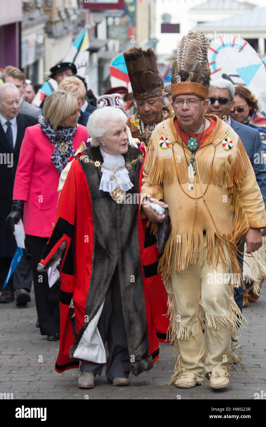 Gravesend, Kent, Royaume-Uni. 21 mars, 2017. La ville de Gravesend a marqué le 400e anniversaire de l'enterrement de Pocahontas par un défilé dans la ville suivi d'un service de commémoration au St George's Church sous lequel sont sa demeure. Les événements ont été suivis par des invités invités américains indigènes et de l'eau à partir de la Virginie a été publié dans à la Tamise. Rob Powell/Alamy Live News Banque D'Images