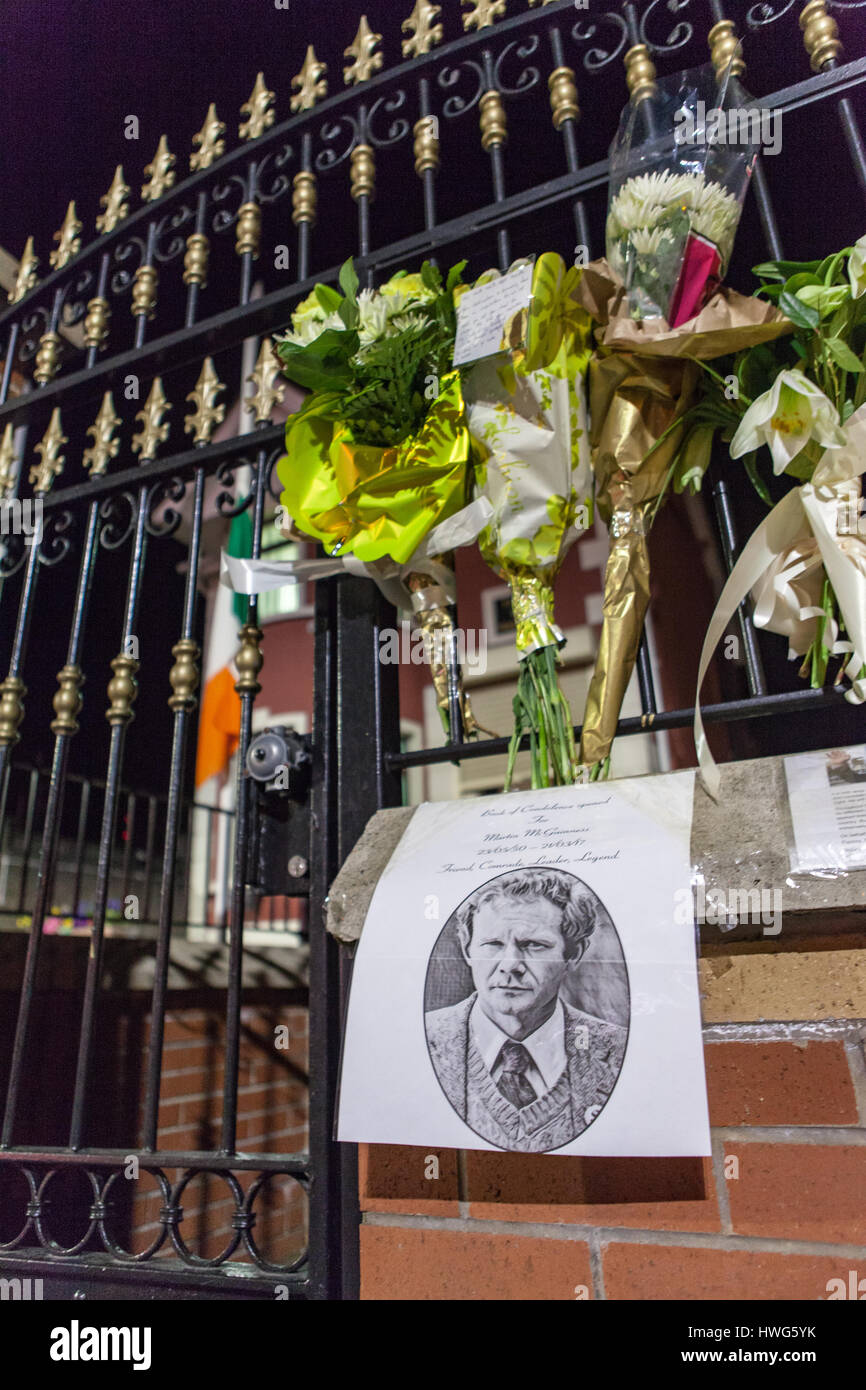 Belfast, Royaume-Uni. Mar 21, 2017. Des fleurs ont été laissés sur le Sinn Fein office de Belfast après la mort de l'ancien vice-premier ministre pour l'Irlande du Nord, Martin McGuinness Crédit : Bonzo/Alamy Live News Banque D'Images