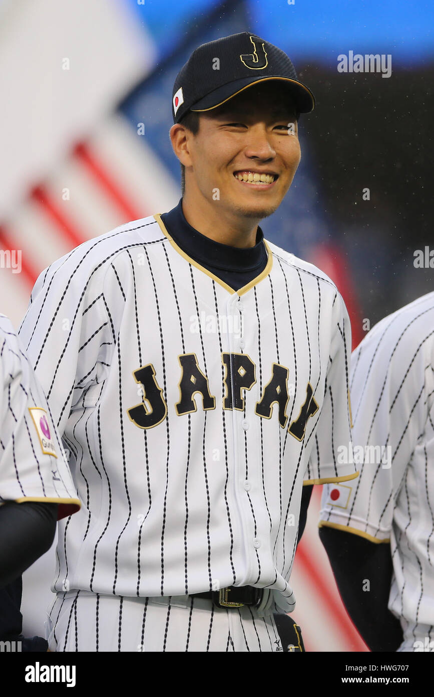 Los Angeles, CA, USA. Mar 21, 2017. Une équipe du Japon durant les présentations des sourires payeur avant le match entre les États-Unis et le Japon, World Baseball Classic demi-finale, le Dodger Stadium à Los Angeles, CA. Peter Renner and Co /CSM/Alamy Live News Banque D'Images