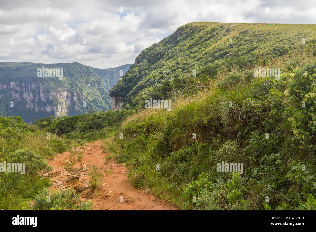 Trail sur les falaises à Fortaleza Canyon, Cambara do Sul, Rio Grande do Sul, Brésil Banque D'Images